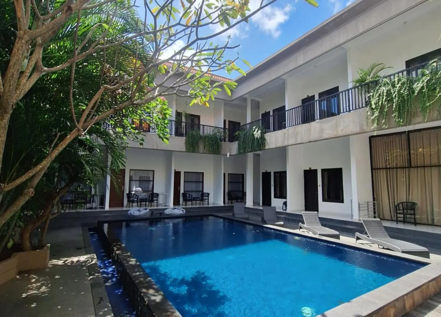 Saphala Suites Seminyak Homestay